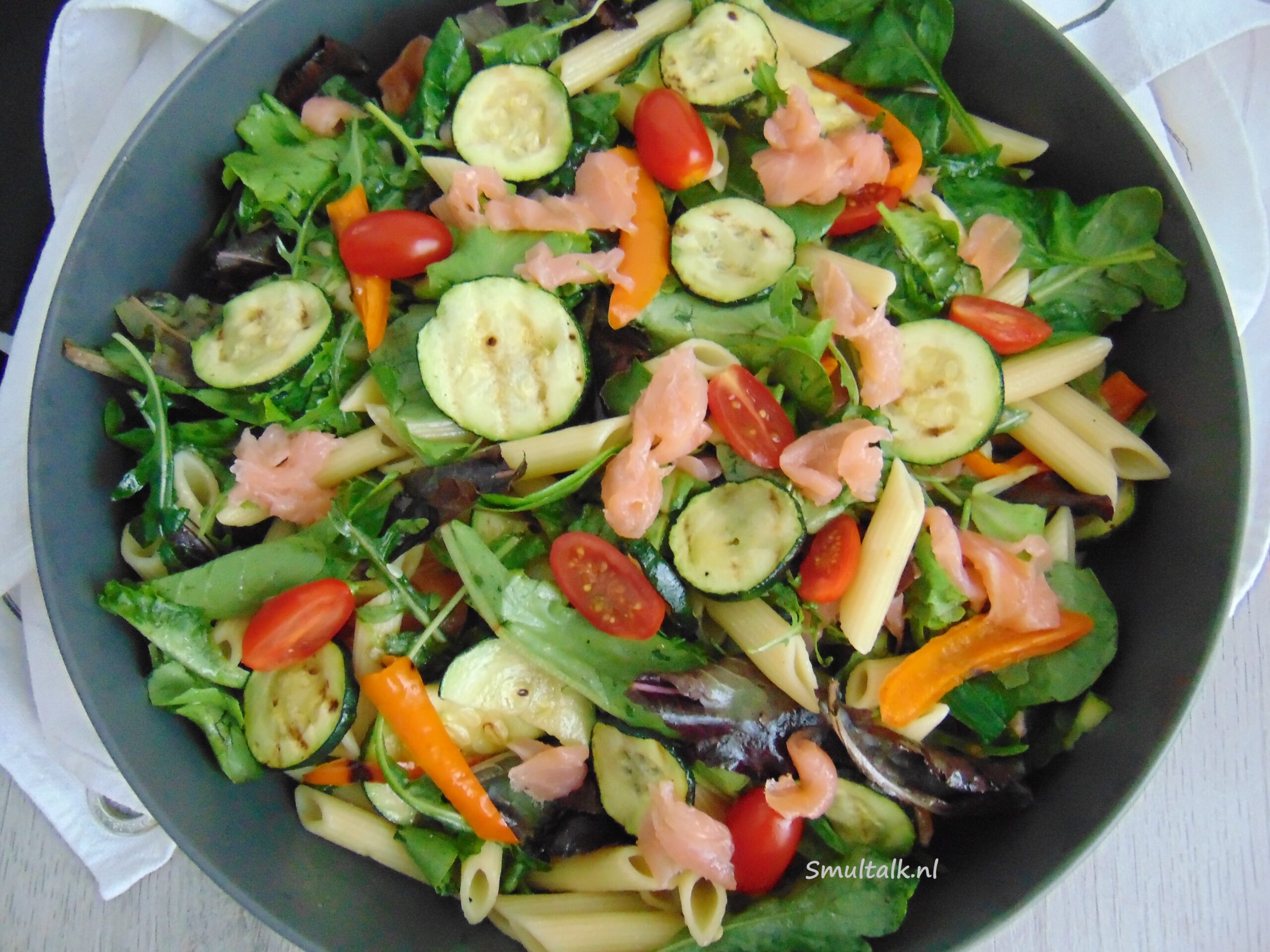 pastasalade met zalm en groenten van bovenaf gezien