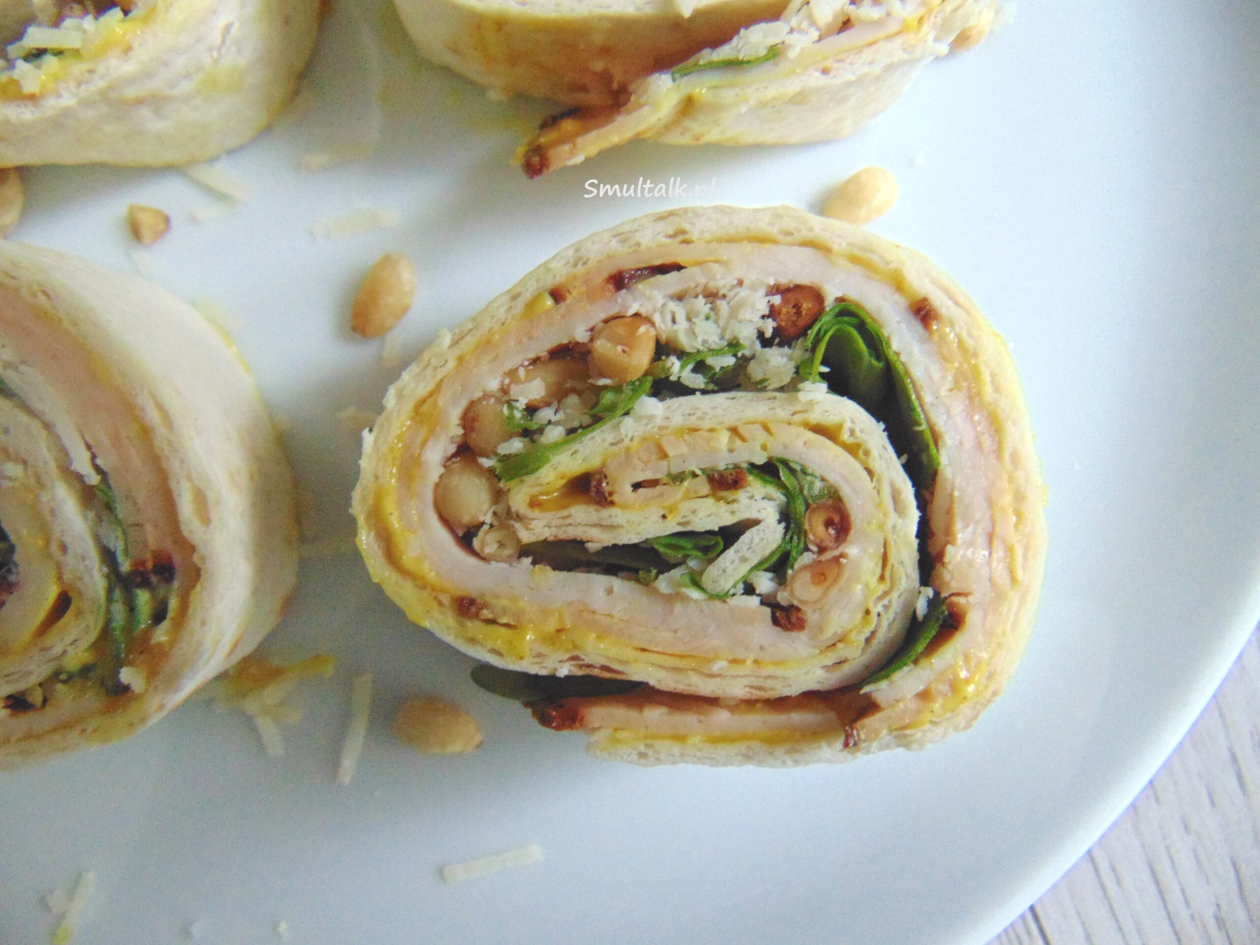 stukje wrap met kipfilet en kerriemayonaise van dichtbij