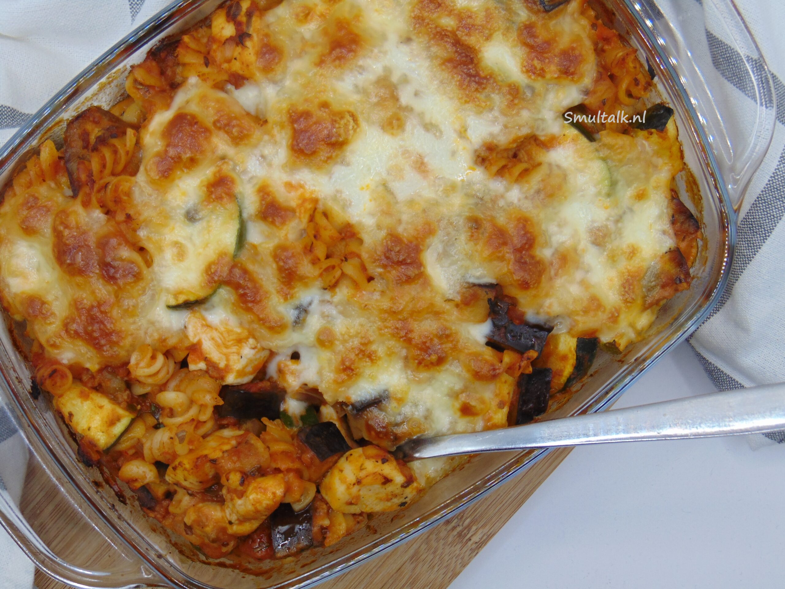 Ovenschotel met kip, courgette en aubergine van dichtbij