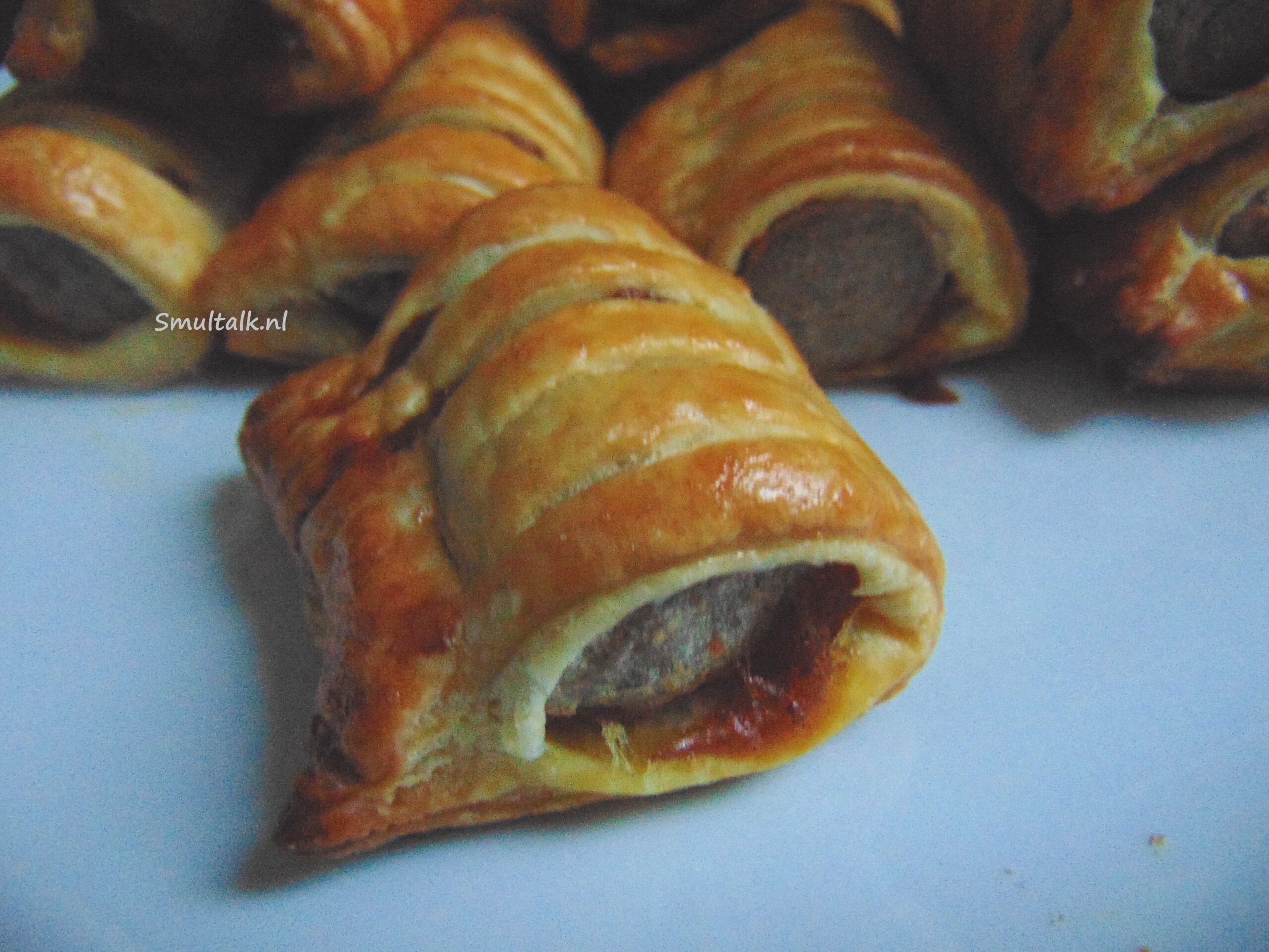 Mini frikandelbroodje van dichtbij
