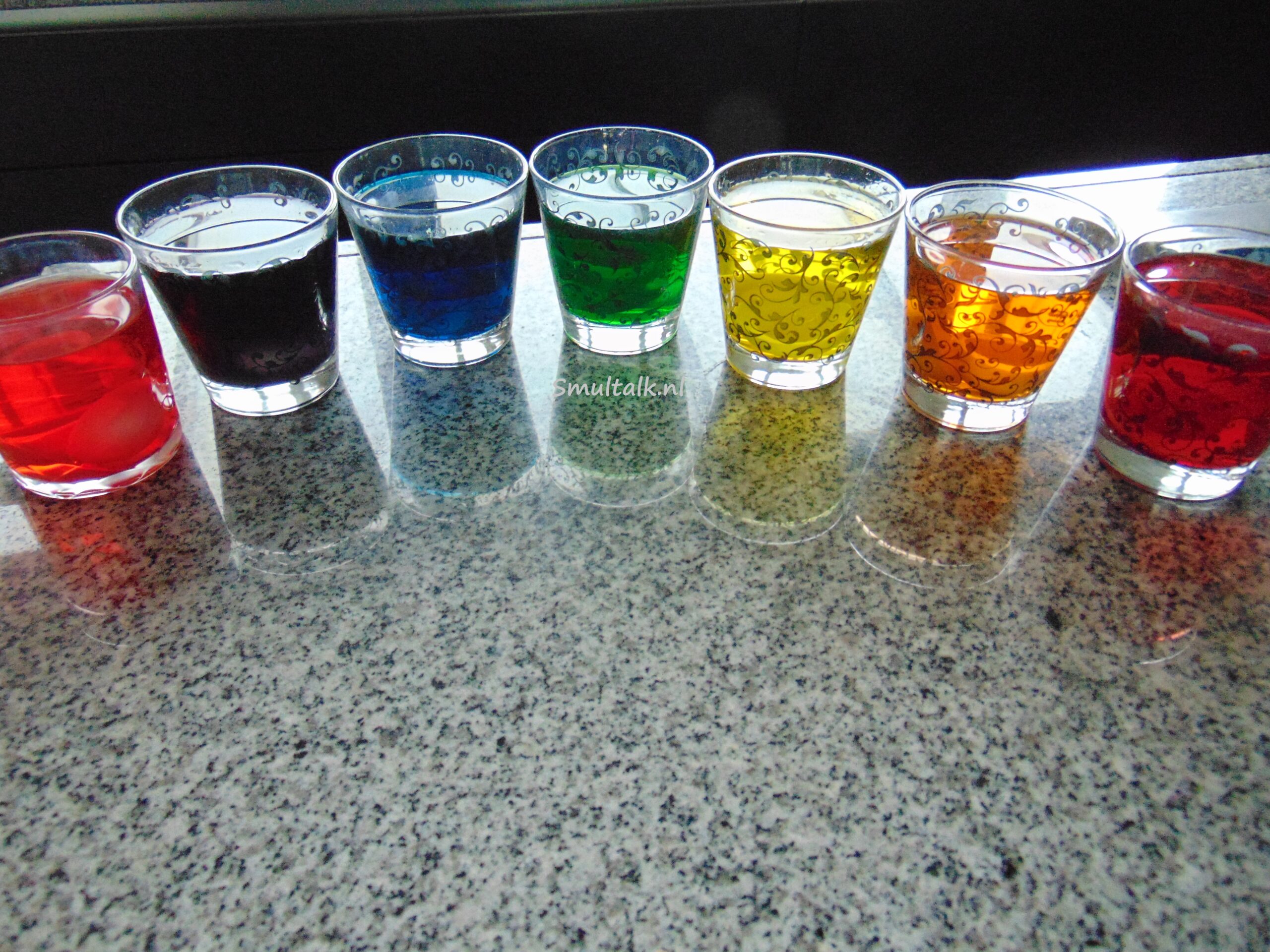 7 glazen water met kleurstof